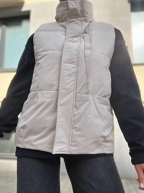 Жилет женский JOY ONE 86336 удлиненный карман молния лента воротник стойка без капюшона светло-бежев Одесса - изображение 4