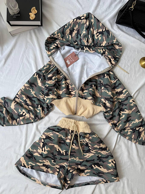 Жіночий принтований костюм-двійка: укорочена кофта та шорти в мілітарі стилі петля + рибана Хакі, 46/48 Одеса - фото 1