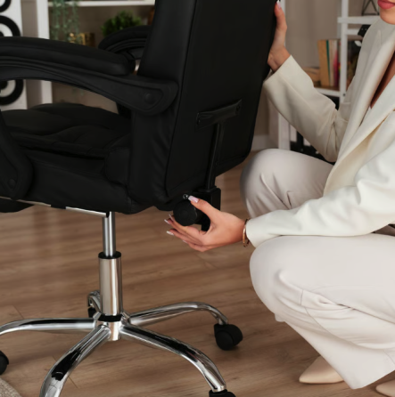 Офісне крісло зі спинкою і підлокітниками з підставкою для ніг Чорне комп'ютерне крісло Крісло керівника Київ