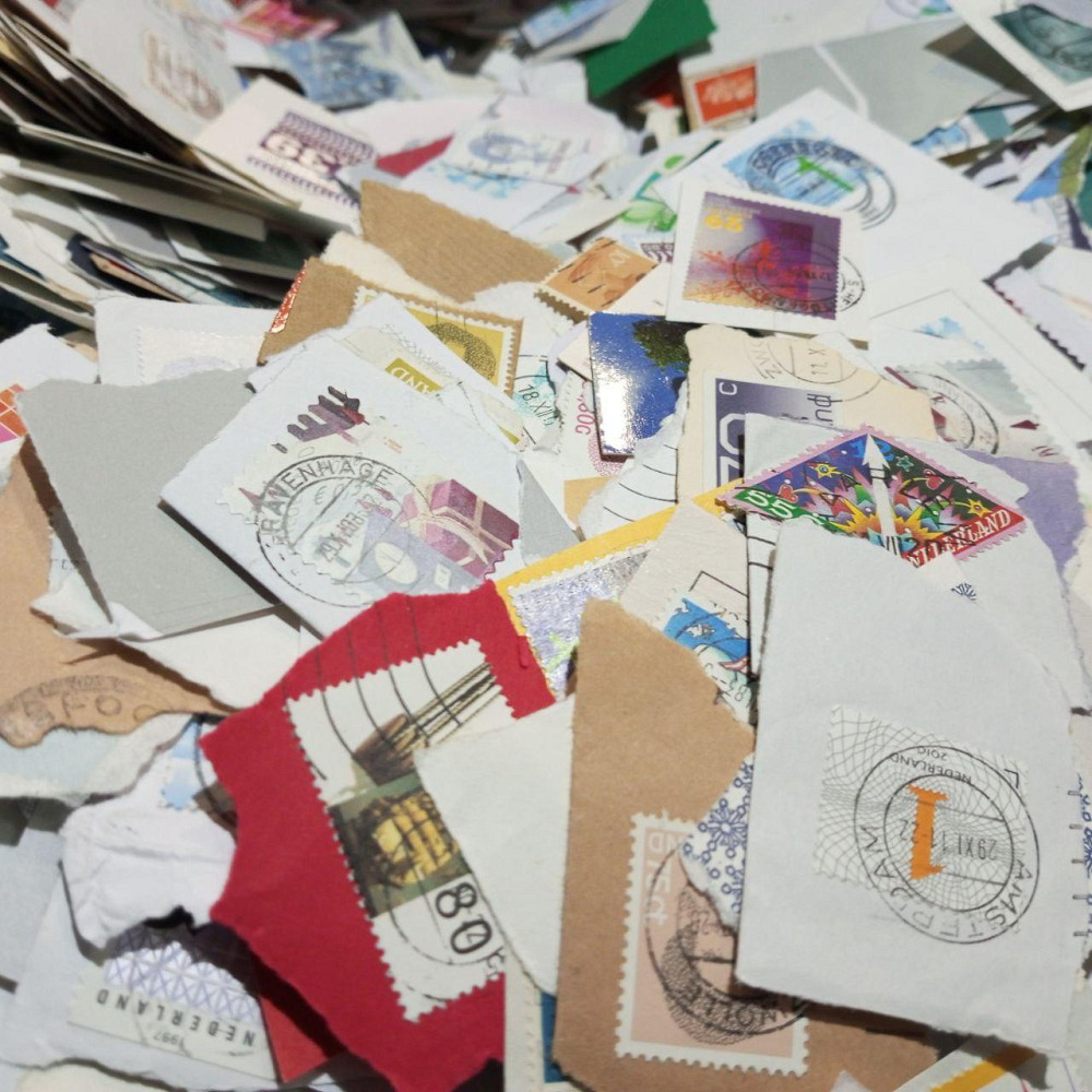 ГОРА МАРОК. Нидерланды. 1 килограмм ! Вырезка с конвертов (стандарт) 1 Полтава - изображение 1