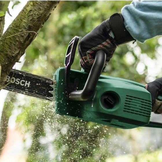 Потужна електрична ланцюгова пила Bosch UniversalChain 40 : 1800Вт, довжина шина 40 см (06008B8402) Київ