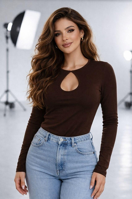 Стильный женский лонгслив батал с изящным вырезом микродайвинг Шоколадный, 50/52 Одесса - изображение 1
