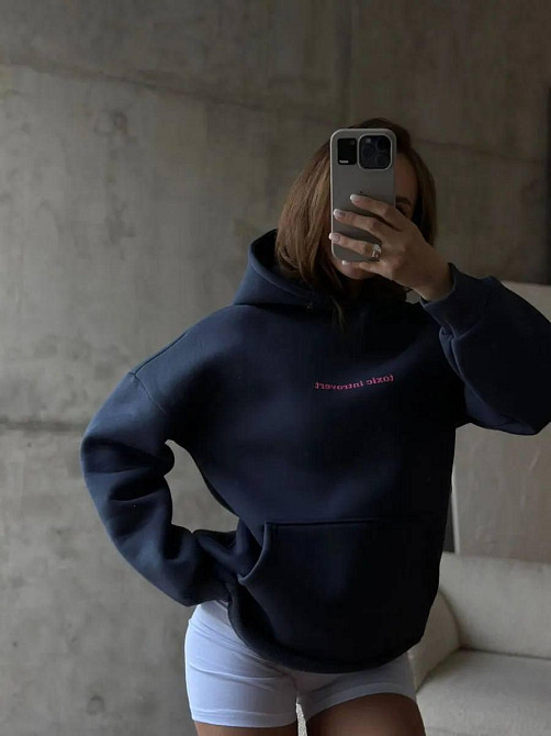 Женский теплый оверсайз с акцентной надписью спереди трехнить на флисе Графит Одесса - изображение 2