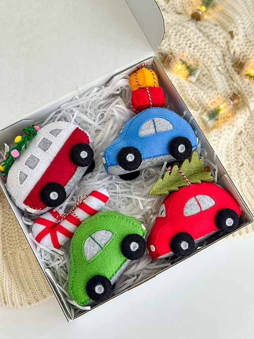 Новогодняя елочная игрушка из фетра ручной работы Машинка с новогодним венком 11 см. Киев - изображение 6