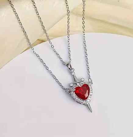 Парные кулоны сердце и меч, подвески для двоих, набор 2 цепочки, красный камень Киев
