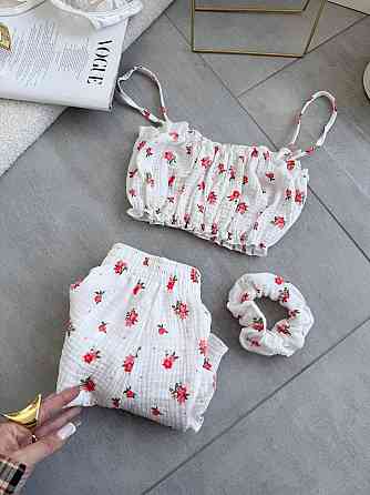 Жіноча ніжна принтована піжама: топ і шорти + гумка для волосся натуральний муслін Молочний 2 Одеса