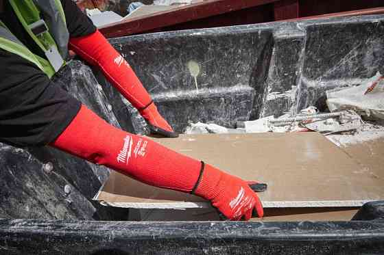 Нарукавник красный MILWAUKEE с сопротивлением порезам 3/C уровня, 40см Одесса