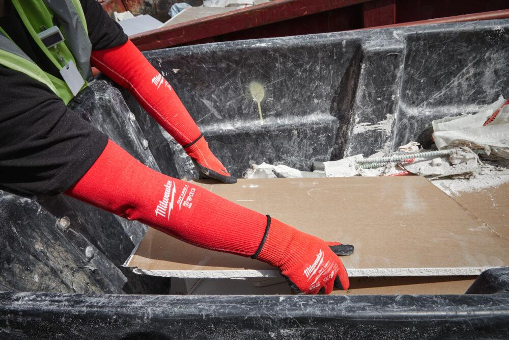 Нарукавник красный MILWAUKEE с сопротивлением порезам 3/C уровня, 40см Одесса - изображение 2