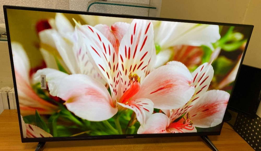 Телевизор: Samsung 4K Smart TV 42