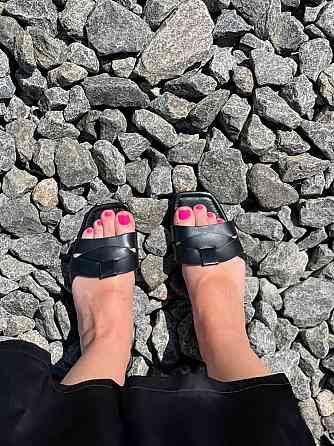 Lonza Стильні шльопанці жіночі літні чорного кольору на плоскій підошві зі штучної шкіри LONZA Коломыя