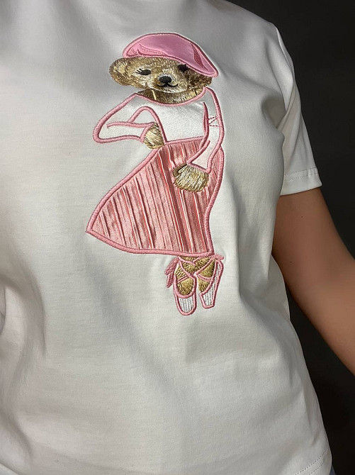 Футболка жіноча A-N 26009 нашивка ведмедик балерина попереду однотонна середня довжина базова one size, білий, one size Київ - фото 19