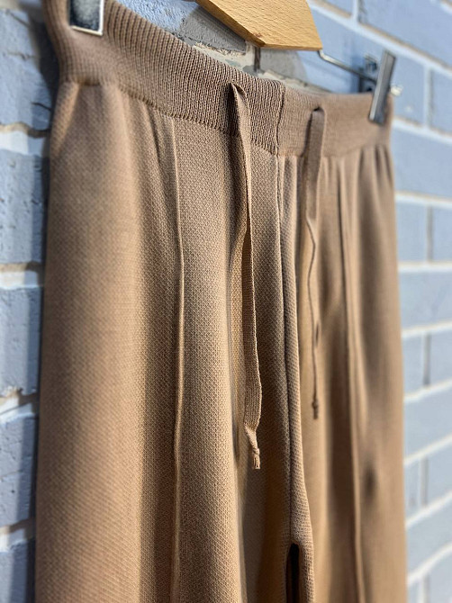 Брюки женские My fashion 202401 клеш от бедра со стрелкой шнурок га талии машинная вязка one size, карамель, one size Киев - изображение 16