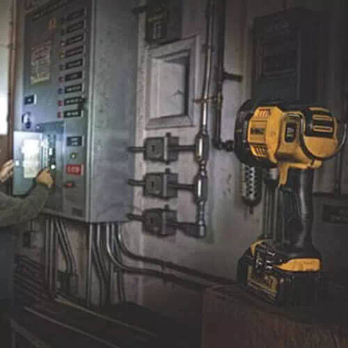 Профессиональный фонарь светодиодный аккумуляторный DeWALT DCL043 : без АКБ, световой поток 1000лм (DCL043) Киев