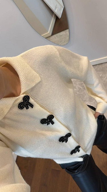 Женский укороченный кардиган с декоративными застежками в виде бантиков машинная вязка Молочный Одесса - изображение 3