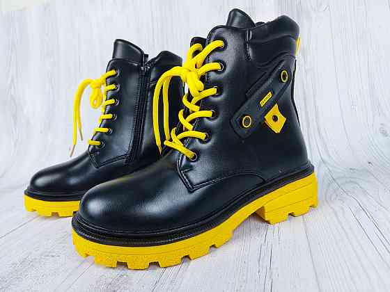 Детские демисезонные черные ботинки для девочек с тракторной желтой подошвой с желтыми шнурками 35,36 Николаев