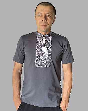 Чоловіча сіра футболка вишиванка з сіро-білим орнаментом з тризубом Київ