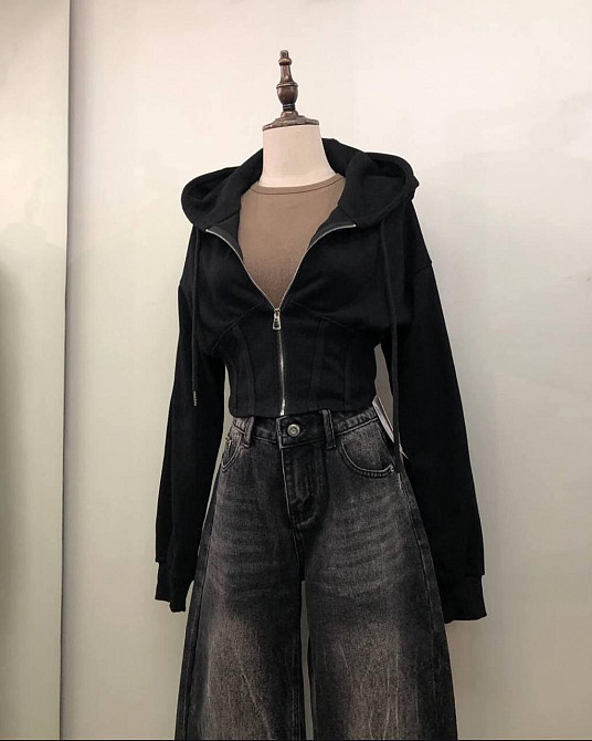 Жіноче приталене укорочене худі на блискавці двонитка Чорне, 42/44 Одеса - фото 1