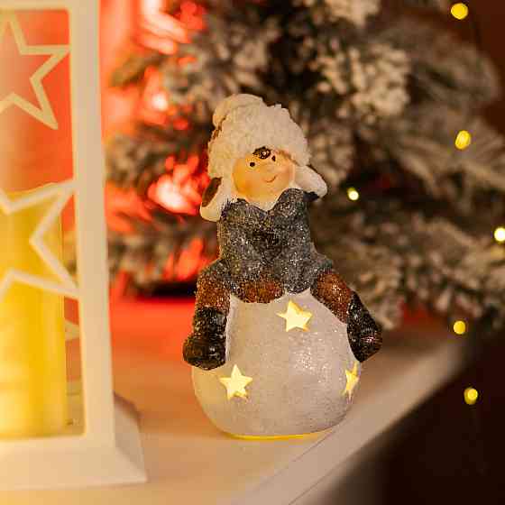 Yiwu Новорічна декоративна фігурка з підсвіткою 10×8.5×16 см Новорічний декор Дитина на снігові Коломия