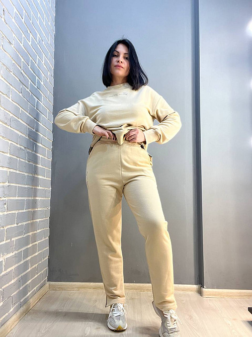 Костюм женский Joggy 8056-8057 брюки на резинке и свитшот с золотой надписью и разрезами по бокам бежевий, бежевый, L Киев - изображение 14