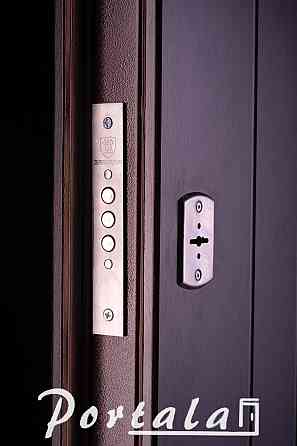 Двери уличные, серия Элегант, модель Нью-Йорк, двухцветная, гнутый профиль, 2 контура уплотнения, 2 замка Киев