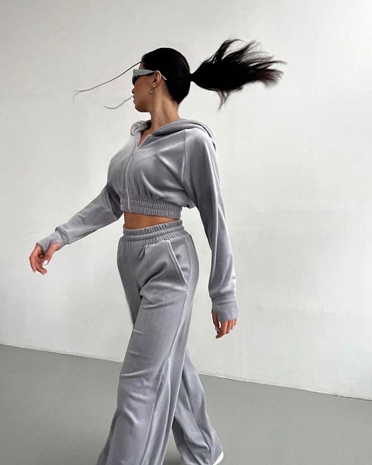 Жіночий повсякденний велюровий костюм з широкими штанами та укороченою кофтою плюшевий велюр Сірий, 42/44 Одеса - фото 1