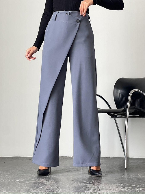 Женские прямые брюки с эффектным асимметричным запахом спереди из костюмной ткани Серый, 50/52 Одесса - изображение 8