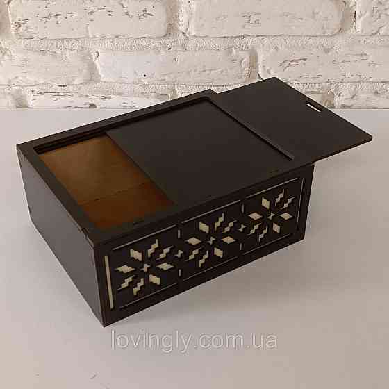Подарункова коробка чорного кольору з орнаментом  29/20/10 см Ірпінь