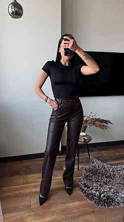 Женские прямые брюки из экокожи с тиснением под крокодила Шоколад, 44/46 Одесса