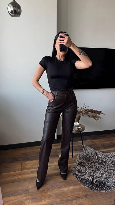 Женские прямые брюки из экокожи с тиснением под крокодила Шоколад, 44/46 Одесса - изображение 4