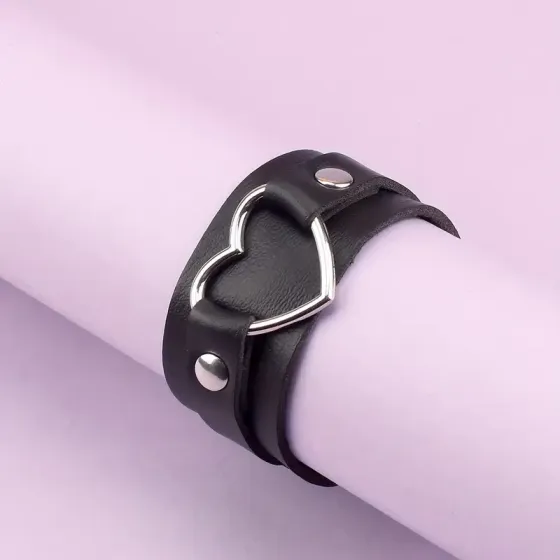 Широкий браслет из PU-кожи с металлическим сердцем – черный готический стиль Киев