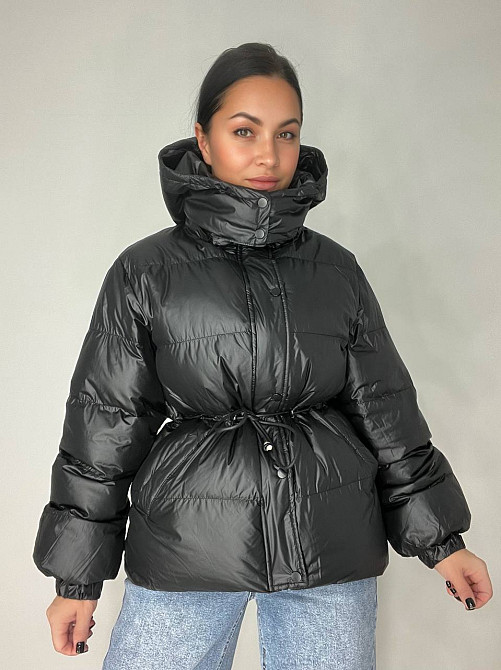 Куртка жіноча Fashion 2401 глянцева подовжена з капюшоном пояс шнурок чорна, чорний, L Київ - фото 10