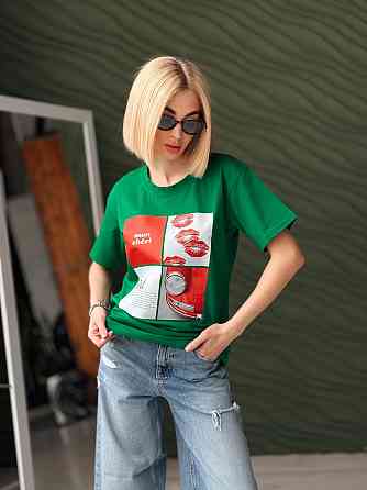 Женская футболка с акцентным принтом 