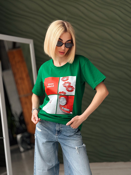 Женская футболка с акцентным принтом 