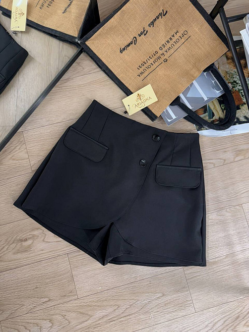 Шорти жіночі Ariadna 2426 короткі зі спідницею на запах попереду гудзики чорні, чорний, M Київ - фото 12