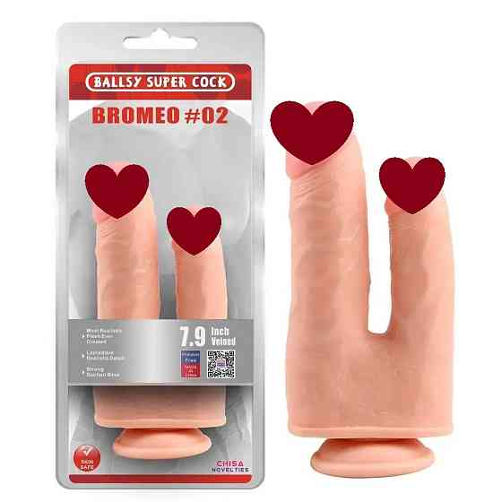 Фаллоимитатор двойной с мошонкой Chisa Ballsy Super Cock Bromeo # 02 на присоске, телесный Sex Aura Киев