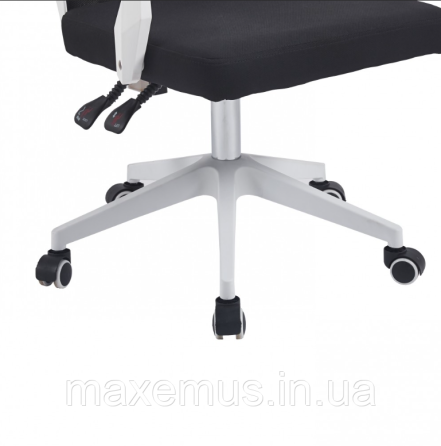 Современное офисное кресло для офиса Bonro B 057 компьютерное кресло с наклоном спинки черное с белым Мостиська