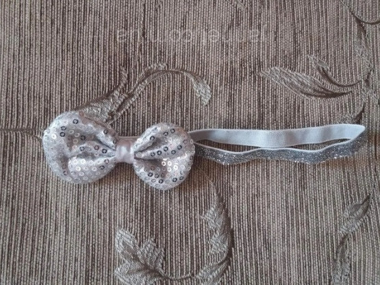 Дитяча срібляста пов'язка з паєтками - бант 9*5 см, окружність 38-50см Київ - фото 1