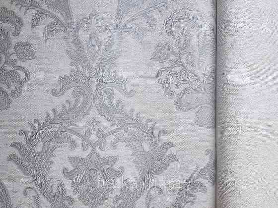 Шпалери вінілові на флізеліні AdaWall Seyyah 1.06х10 вензелю великі структурні сріблясті на білому Київ