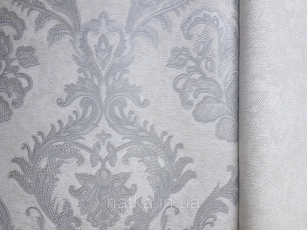 Шпалери вінілові на флізеліні AdaWall Seyyah 1.06х10 вензелю великі структурні сріблясті на білому Київ - фото 1
