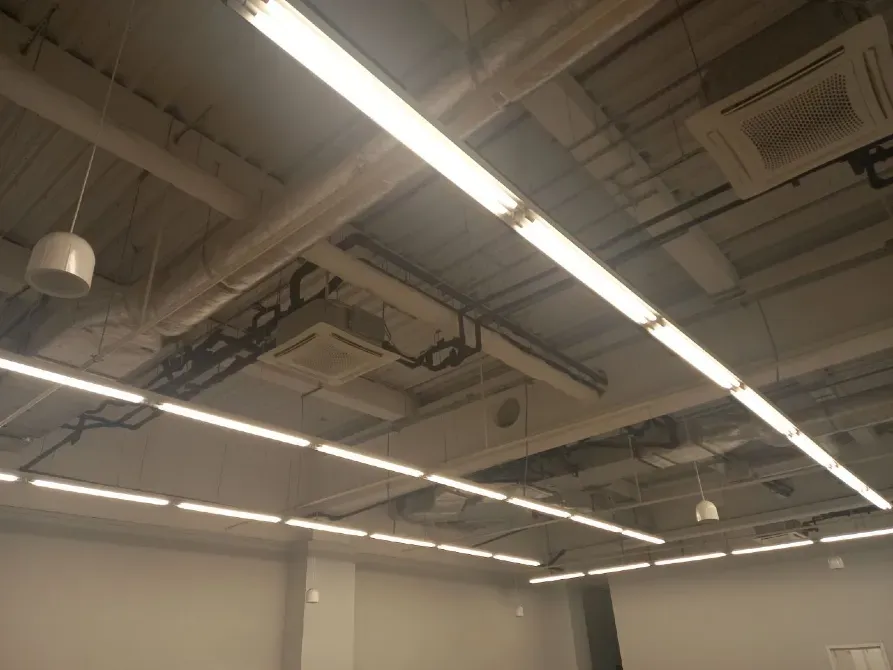 Магазин в ТЦ. Залишається все що на фото (є навіть все освітлення і колонки з музикою) канікули на заїзд і тд. Дніпро - фото 8