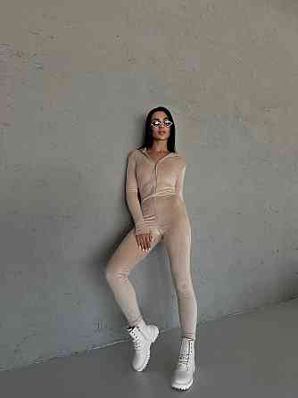 Женский облегающий комбинезон с вышивкой и камушками на спинке турецкий велюр Бежевый, 46/48 Одесса