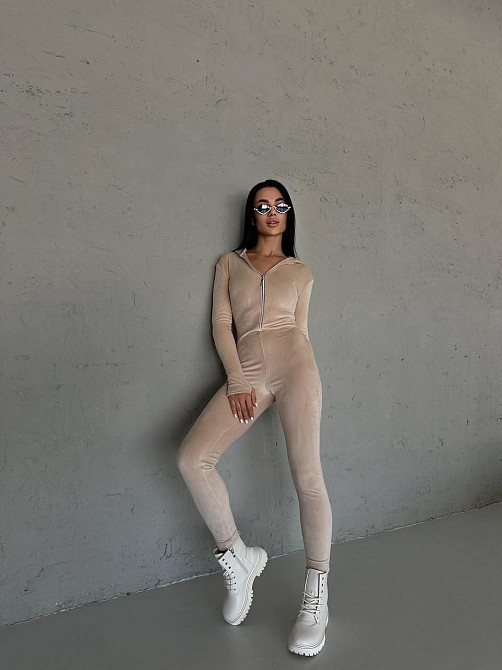 Женский облегающий комбинезон с вышивкой и камушками на спинке турецкий велюр Бежевый, 46/48 Одесса - изображение 1