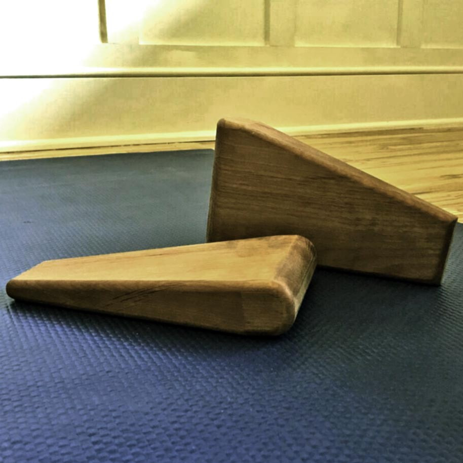 Опорный треугольный йога-блок 