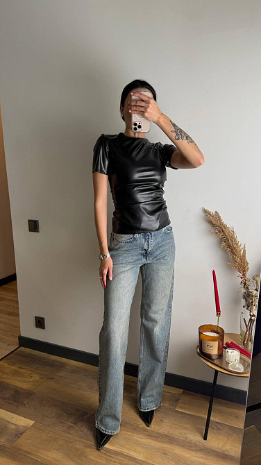 Женский лаконичный топ с коротким рукавом из экокожи Черный, 44/46 Одесса - изображение 3