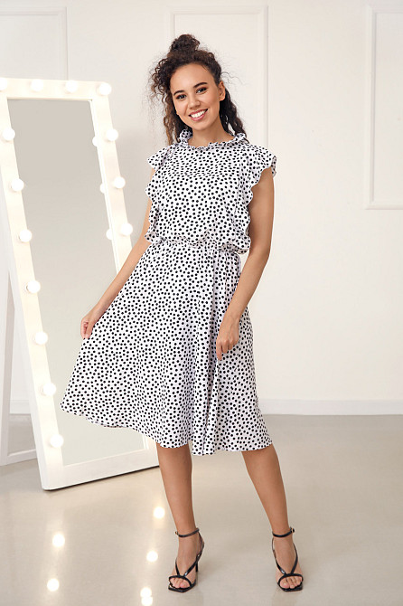 Платье в горошек с воланами 