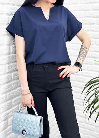 Женская блузка с вырезом и коротким рукавом 