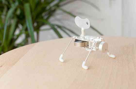 Механічна іграшка "Офісна Крихітка" 6,35 х 5,8 х 5,8 см Рівне