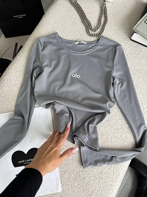 Стильний жіночий базовий лонгслів із написом і вирізом під пальчик мікродайвінг Сірий Одеса - фото 4