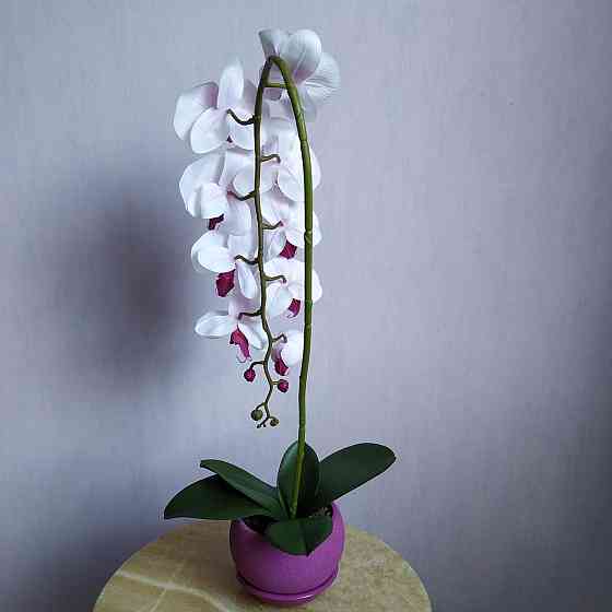 Штучна латексна орхідея VIP у малиновому керамічному кашпо на одну гілку біло-бузкова Дніпро