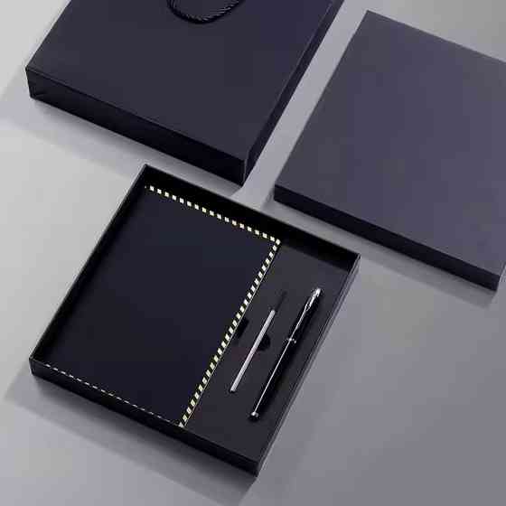 Блокнот А5 на 200 аркушів з ручкою скетчбук з еко-шкіри в подарунковій упаковці, набір 3в1, колір чорний Кам'янець-Подільський